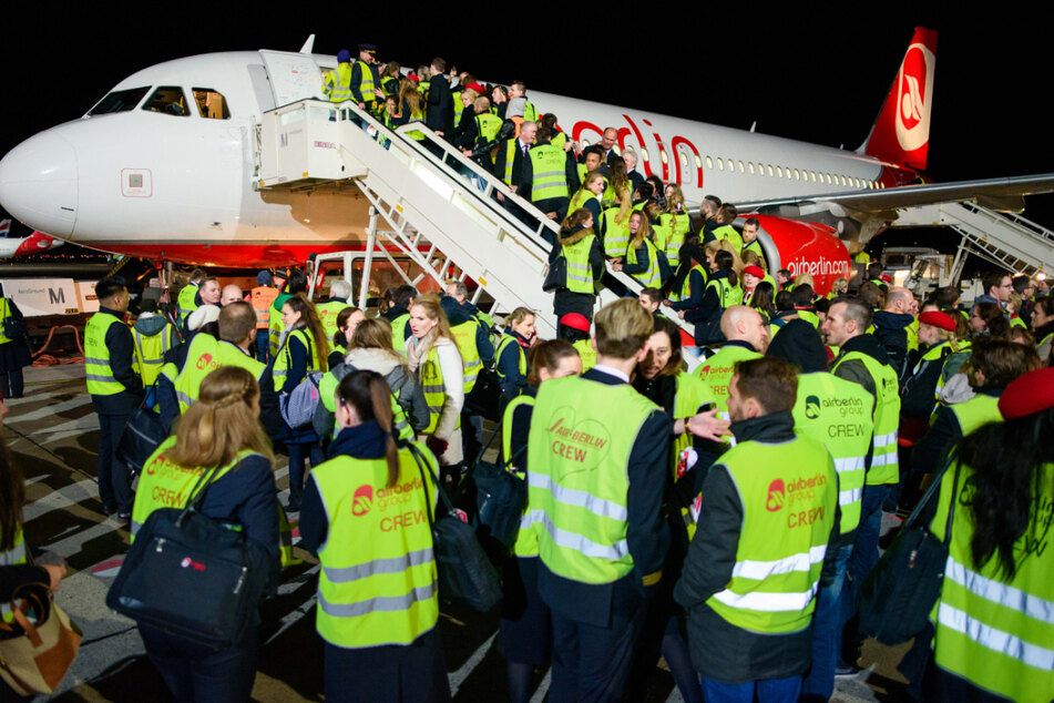 Der letzte Flug. Mitarbeiter verabschieden sich im Oktober 2017 von ihrem Arbeitgeber.