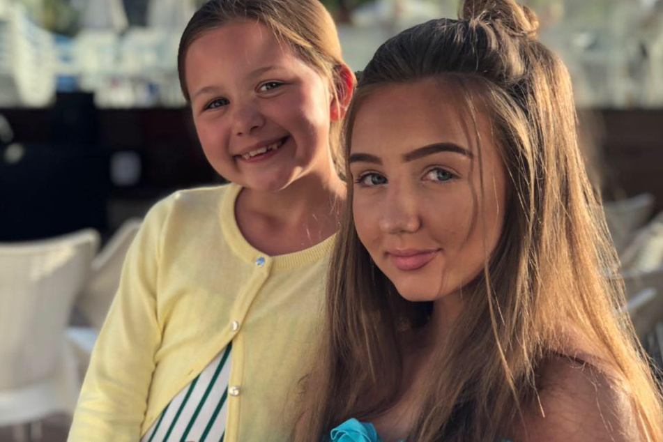 Amelia Johnson (damals 14, r.) lächelt mit ihrer kleinen Schwester Isabella (10) auf einem Foto von 2019, damals wusste sie noch nichts von ihrer Erkrankung.