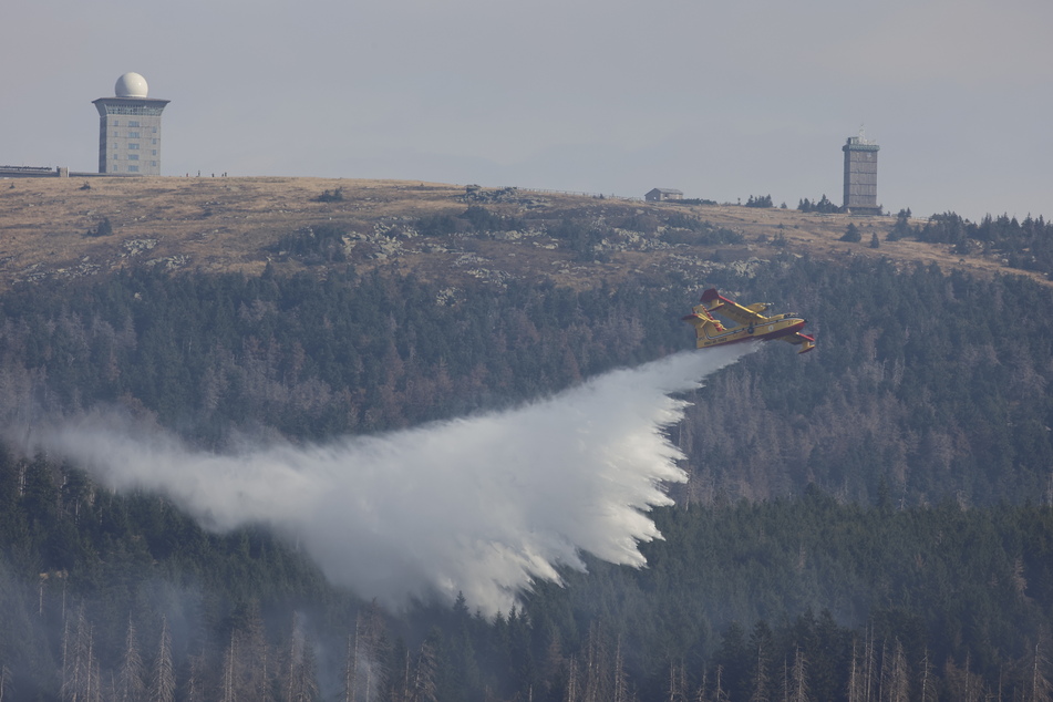 Löschflugzeuge der italienischen Feuerwehr bekämpfen den Waldbrand aus der Luft.