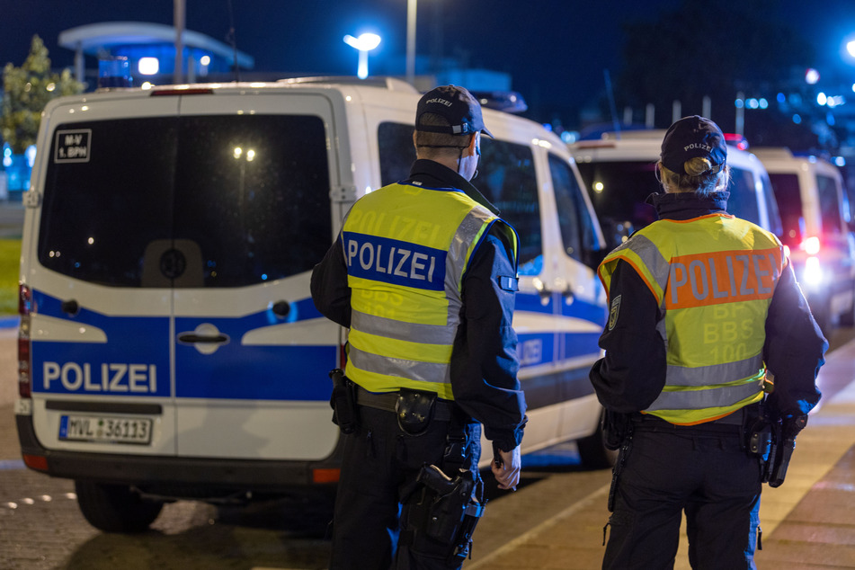 Polizisten sichern vor einer großen Terrorübung der Polizei am Hauptbahnhof die Einsatzorte ab.