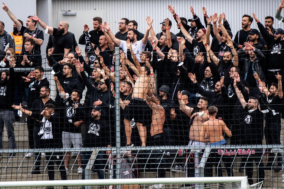 Fans von Türkgücü München bei einem DFB-Pokalspiel im Jahr 2021. (Archiv)