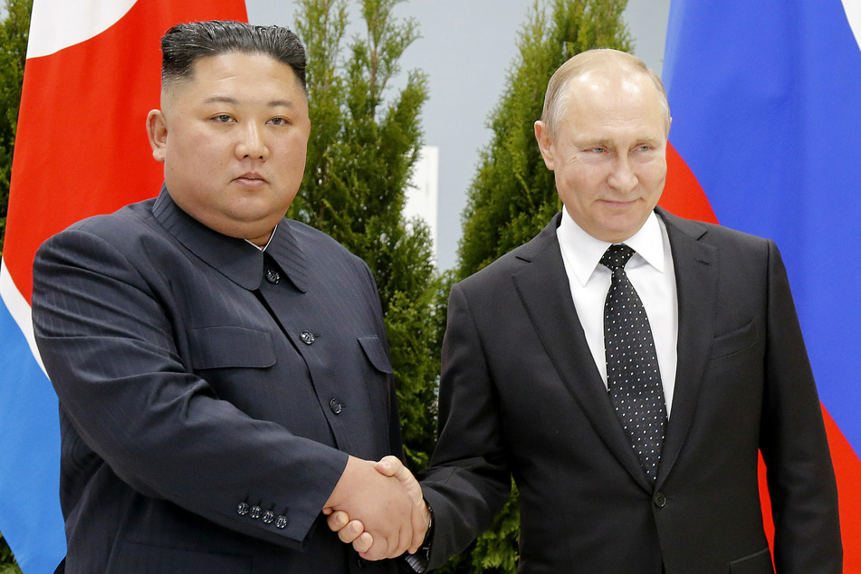 Wladimir Putin (r. 70) und Kim Jong Un (39) geben sich während ihres Treffens in Wladiwostok, Russland, am 25. April 2019 die Hand.
