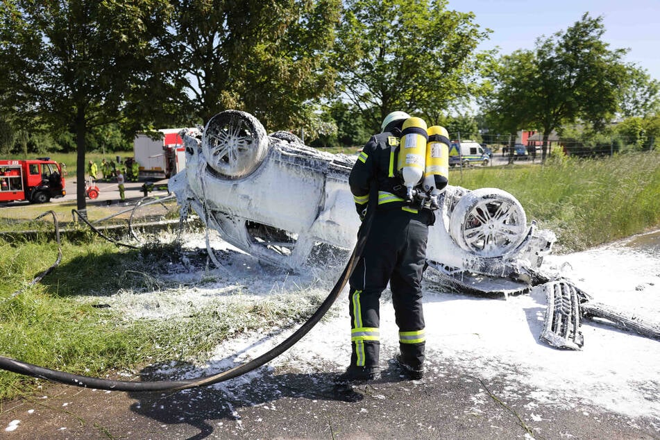 Der Pkw geriet nach dem schweren Unfall in Vollbrand und musste aufwendig gelöscht werden.