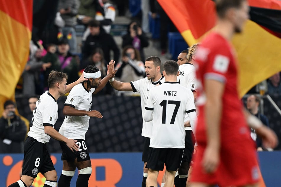 Serge Gnabry (2.v.l.) erzielt den ersten deutschen Treffer aus dem Spiel heraus.