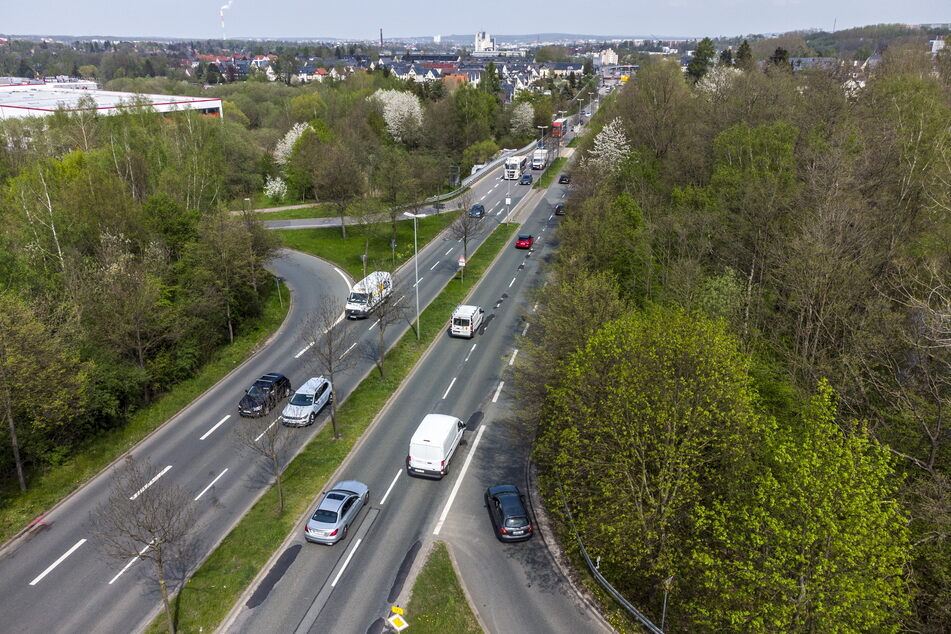 Der Neubau der Brücke und der Einfädelspur vom Neefepark auf die Neefestraße wird neuen Verkehr auf die Zwickauer Straße lenken.