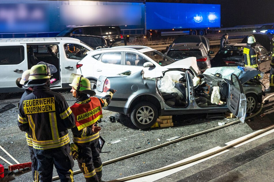 Auf der A3 sind am Montag sechs Fahrzeuge kollidiert.