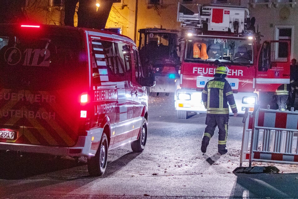 Da der Gesuchte plötzlich nicht mehr aus eigener Kraft vom Dach kam, musste sogar die Feuerwehr samt Kran anrücken.