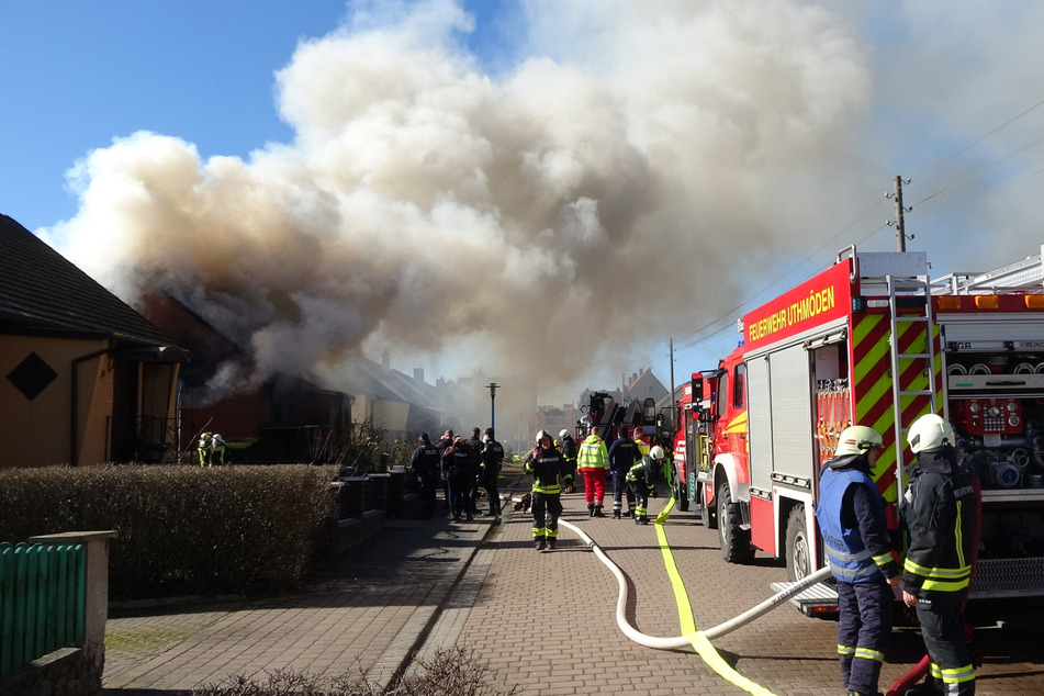 Eine Wohnung im Haldenslebener Ortsteil Süplingen steht lichterloh in Flammen.