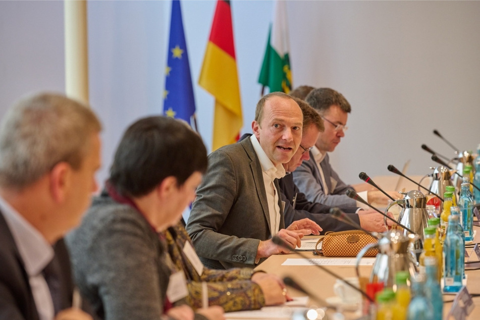 Energieminister Wolfram Günther (49, Grüne, M.) präsentierte am Donnerstag in Berlin, in der Landesvertretung des Freistaats, seine Vision vom Sonnenland Sachsen.