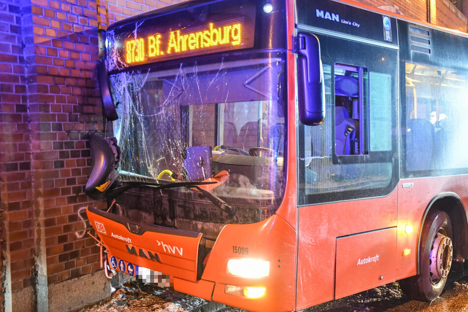 Bus rutscht in Unterführung gegen Mauer: Sechs Menschen verletzt