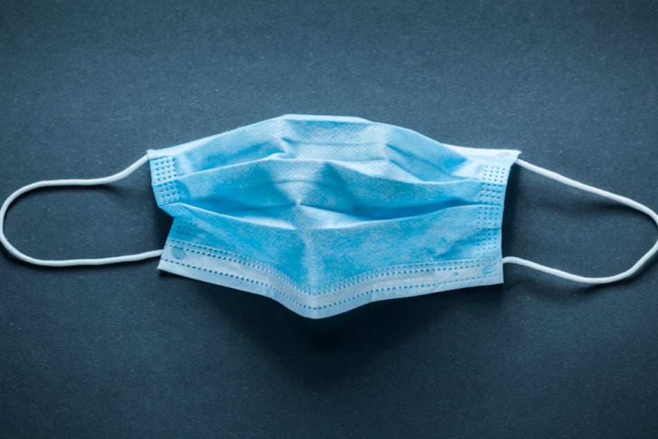 Der Täter trug eine solche blaue Atemschutz-Maske. (Symbolbild)