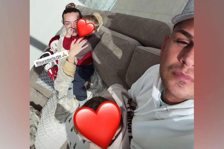 Kuschelzeit: Pietro verbrachte Weihnachten mit Laura und den gemeinsamen Kindern auf der Couch dieses Jahr.