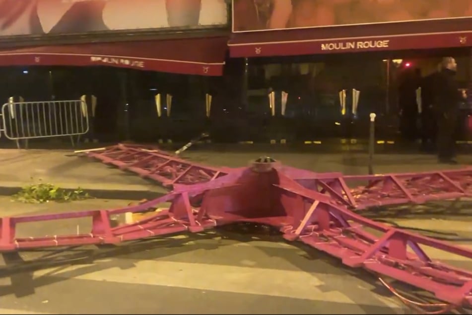 Die Mühlräder des Moulin Rouge sind zu Boden gekracht.