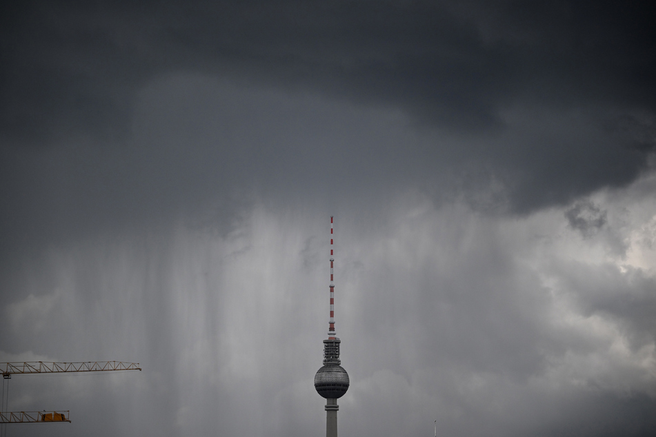 Auch zum Wochenende hin wird der Berliner Fernsehturm in dunkle Wolken gehüllt bleiben.