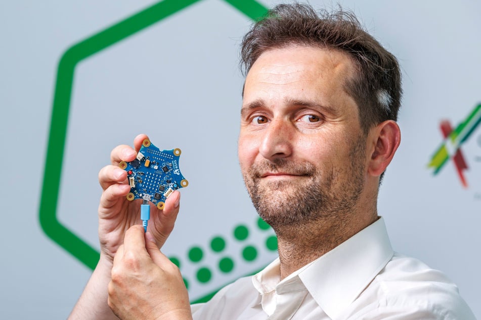 Lutz Hoffmann (40) von Silicon Saxony mit einem "Calliope mini". Der Einplatinencomputer wurde für den Einsatz an Schulen entwickelt. Programmieren lernen wird damit zum Spielspaß.