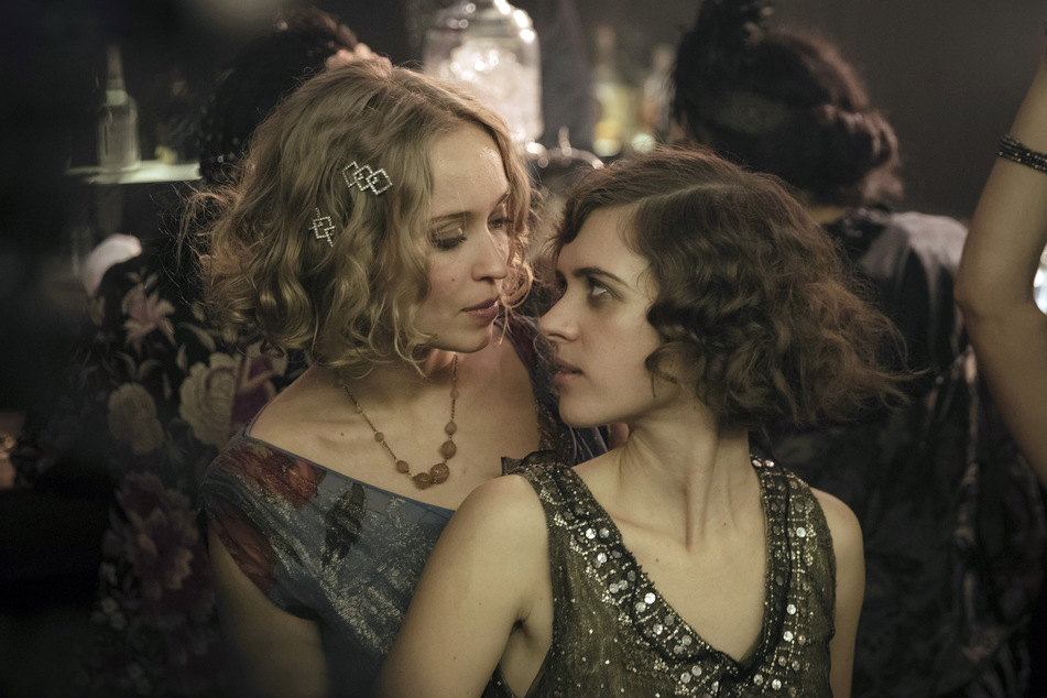 Schauspiel-Sternchen Caro Cult (26, links) war zuletzt auch in der Erfolgsserie "Babylon Berlin" zu sehen.