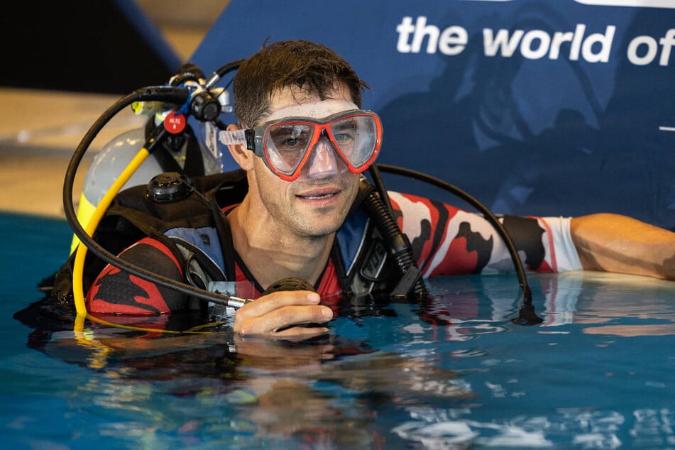 Raffael Berger, einer der zehn Sportler, kurz vor seinem Einsatz auf dem Unterwasser-Fahrrad.