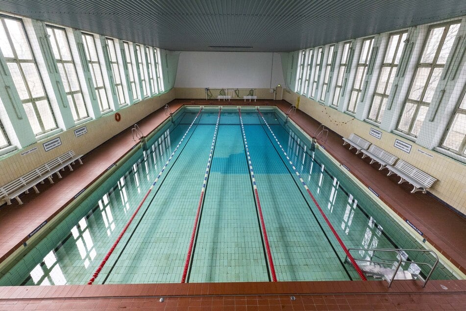 Das Wasser wird vor den Sommerferien abgelassen, um den Beckenboden der Schwimmhalle Klotzsche untersuchen zu können.