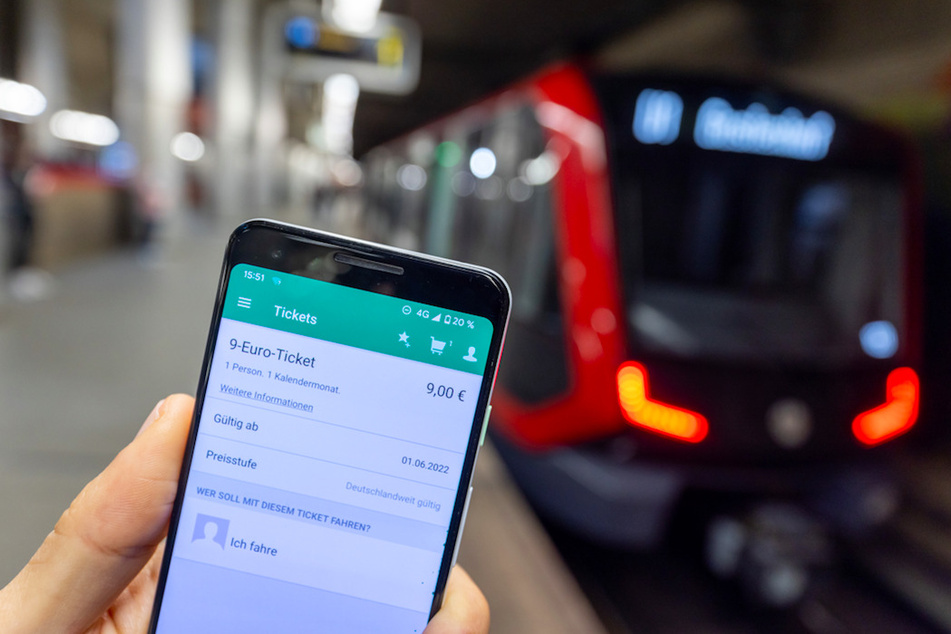 Ein Mitarbeiter der Verkehrs-Aktiengesellschaft Nürnberg präsentiert eine Testanwendung der App des Verkehrsverbunds zum Kauf des 9-Euro-Tickets.