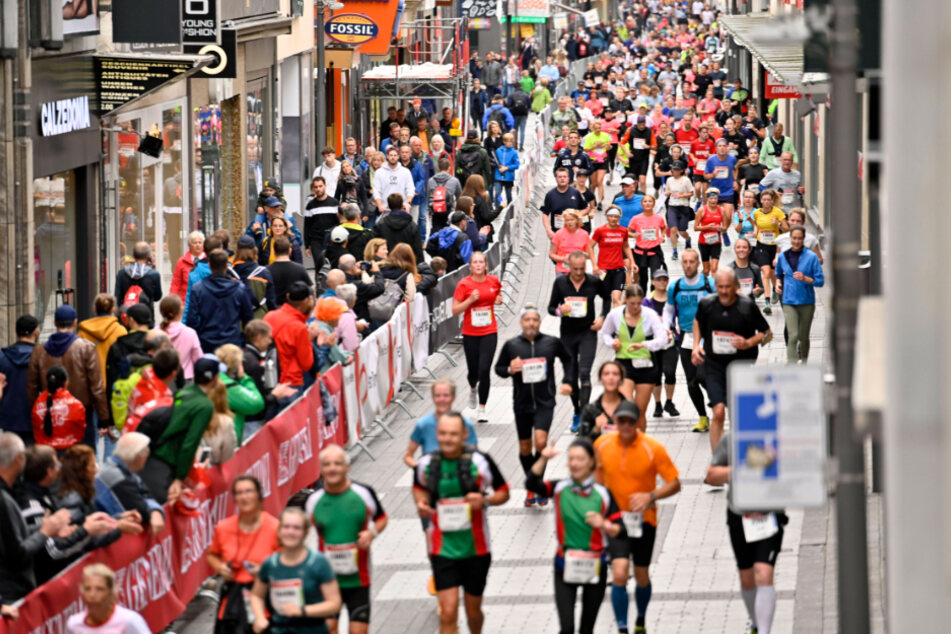 Sowohl der Halbmarathon als auch der 42,2 Kilometer lange Marathon enden am Sonntagvormittag nahe dem Kölner Dom.