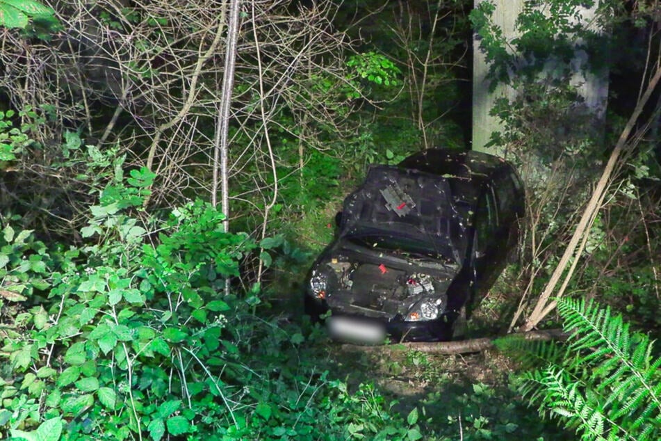 Der Ford war nach dem Crash nicht mehr fahrbereit und musste durch ein Spezialunternehmen abgeschleppt werden.