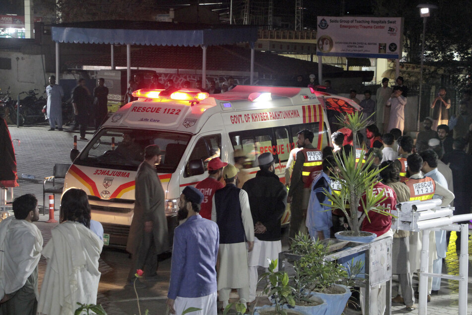 Rettungskräfte entladen Erdbebenopfer aus einem Krankenwagen in Saidu Sharif, einer Stadt in Pakistan.