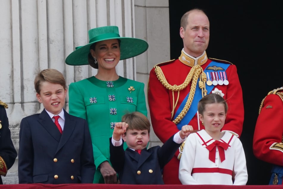 Prinz William (41) und Prinzessin Kate (42) mit ihren Kindern (v.l.n.r.) Prinz George (10), Prinz Louis (6) und Prinzessin Charlotte (8).