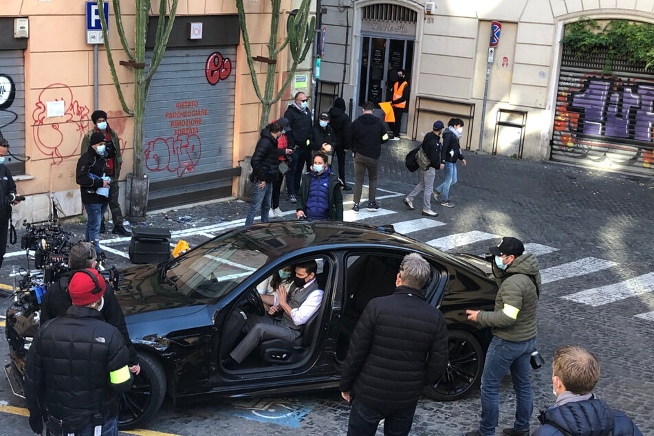 Zwischendurch bespricht Tom Cruise mit dem Team Szenen. Der siebte Teil der "Mission: Impossible"-Agentensaga soll im Jahr 2021 in den Kinos starten.