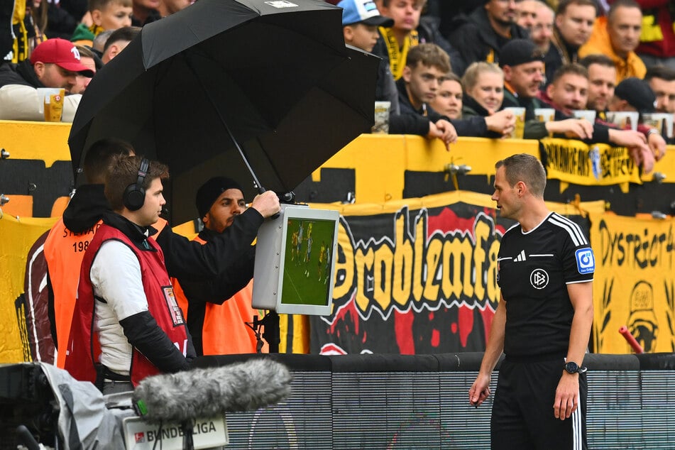 Schiedsrichter Robin Braun (r.) schaute sich die Elfmeterszene auf dem Bildschirm an.