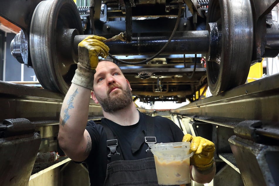 Feinarbeit unterm tonnenschweren Wagengestell: Thomas Schütze (36) wartet die Bremsgestänge.