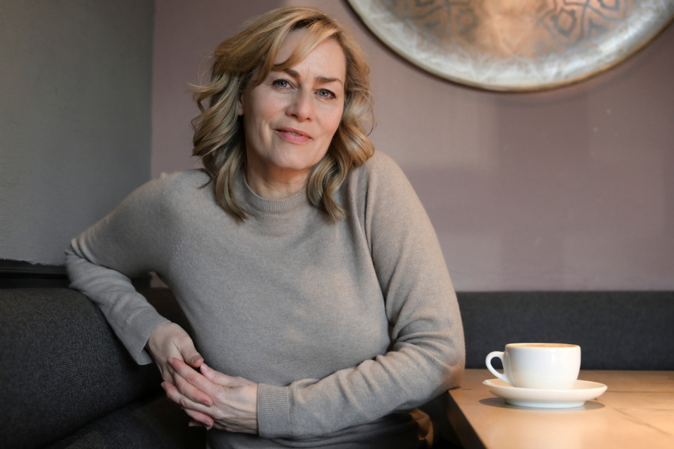 Schauspielerin Gesine Cukrowski (54) bei einem Fototermin in einem Café. Sie gehört zu den profiliertesten deutschen TV- und Filmdarstellerinnen.