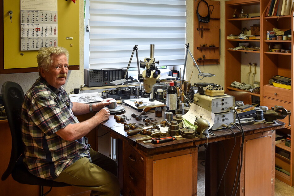 Meister Ralf Exner (76) an seinem Arbeitsplatz in Dresden-Bühlau.