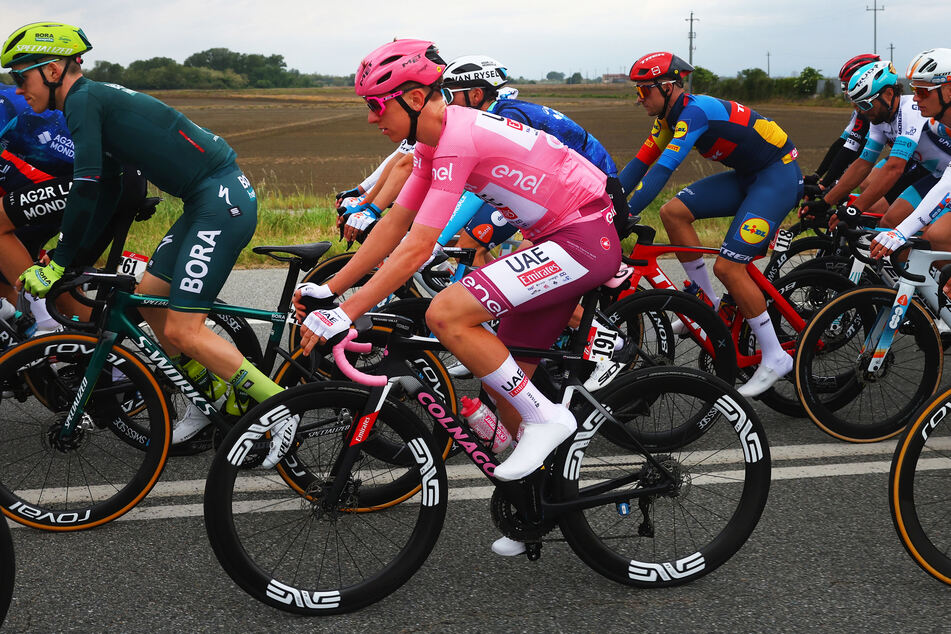 Tadej Pogacar (25) im offiziellen Rosa Trikot des Giro d'Italia: Die violette Hose des Einteilers stellt offenbar einen Regelverstoß dar.