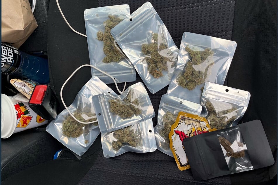 Auf dem Beifahrersitz entdeckten die Beamten mehrere Cannabistütchen und Haschisch.