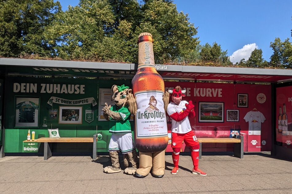 Die Team- und Markenmaskottchen weihten die Haltestelle ein.