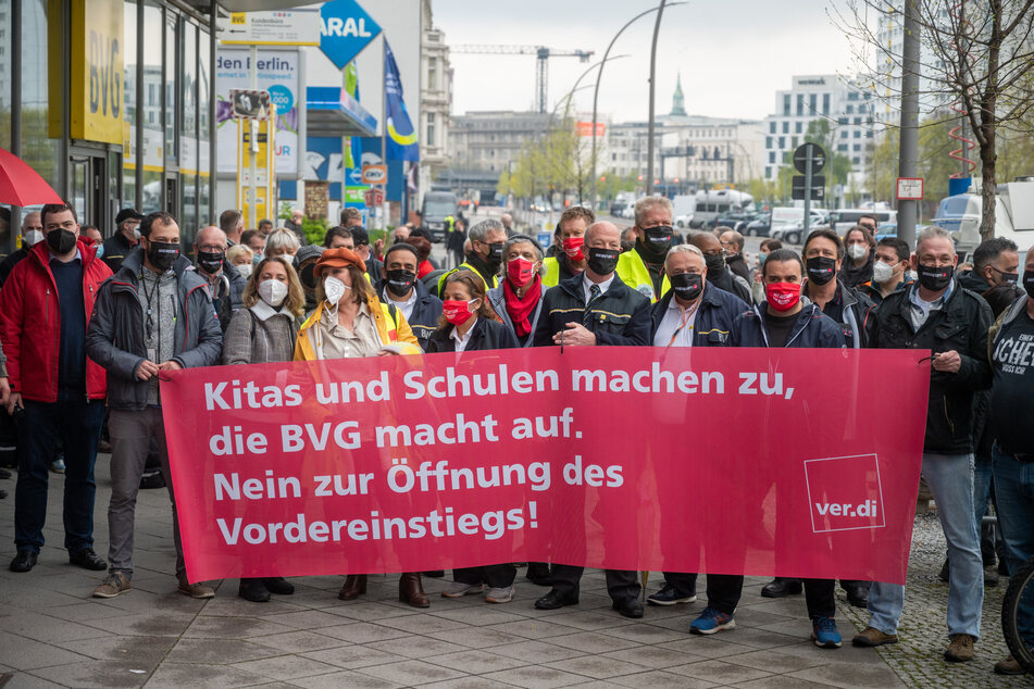 Dutzende Busfahrer protestierten am Donnerstag vor der Zentrale der Berliner Verkehrsbetriebe (BVG) dagegen, dass sie den Fahrgästen den Vordereinstieg wieder öffnen sollen.