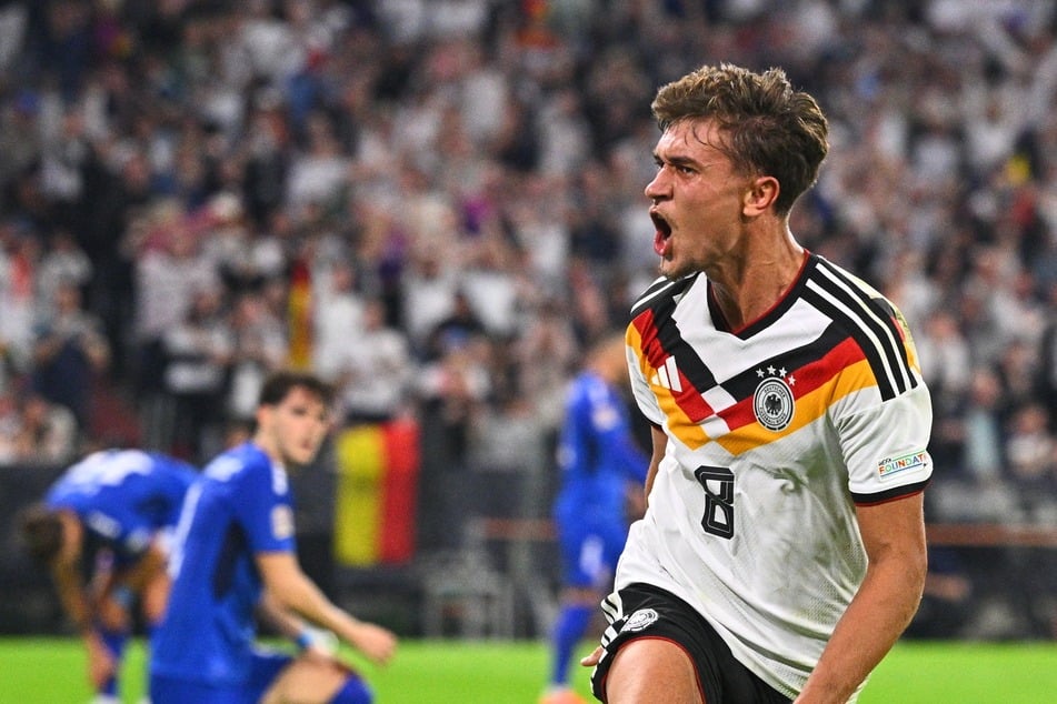Deutschlands Tom Bischof bejubelt sein Tor zum 1:0.