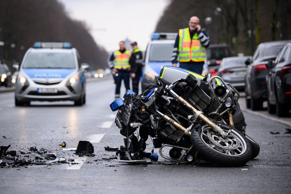 Auf der Straße des 17. Juni in Berlin ist ein Polizist mit seinem Motorrad verunglückt.