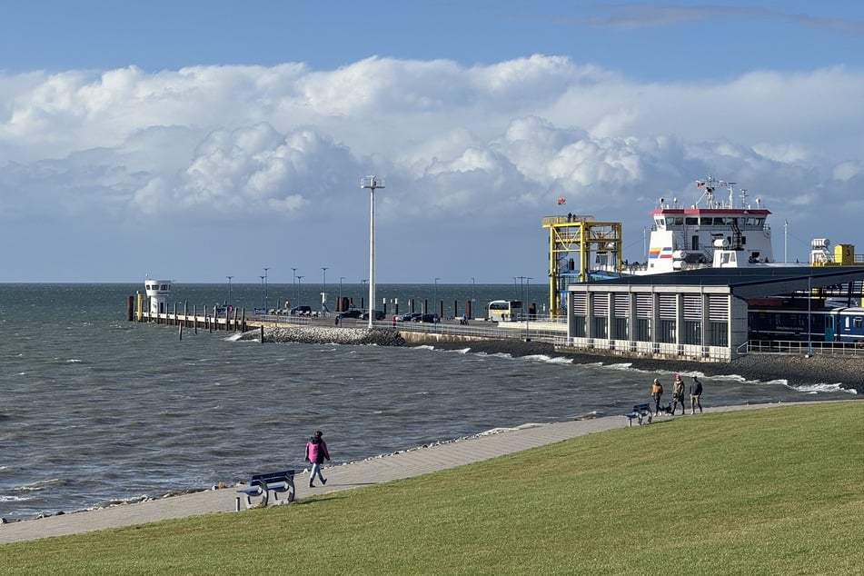 Besonders entlang der Küste werden teils schwere Sturmböen erwartet. Am späten Samstagnachmittag zeigen sich allerdings noch vereinzelte Sonnenstrahlen an der Nordseeküste in Dagebüll.