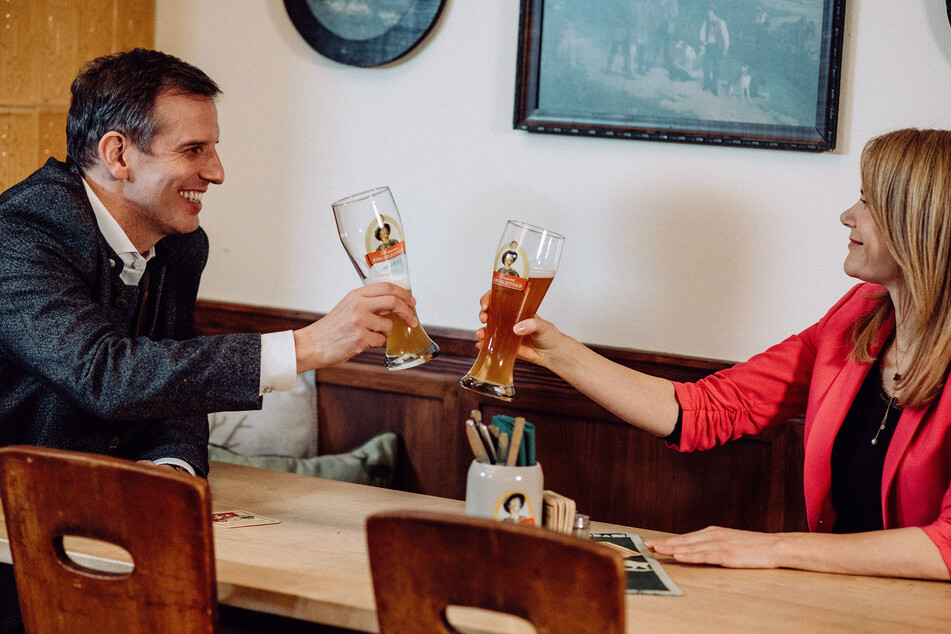 "Dahoam is Dahoam": Thomas Winkler (Florian Stadler) und Uschi (Silke Popp) verstehen sich sofort blendend.