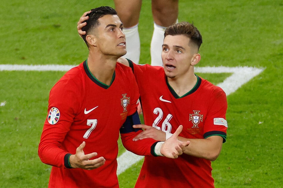 Francisco Conceicao (21, r.) spielte bei der Europameisterschaft an der Seite von Cristiano Ronaldo (39). RB Leipzigs hat Interesse am jungen Portugiesen.