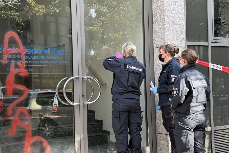 Am Montagvormittag wurden Einschusslöcher am Eingang zu einer iranischen Bank in der Hamburger Innenstadt entdeckt.