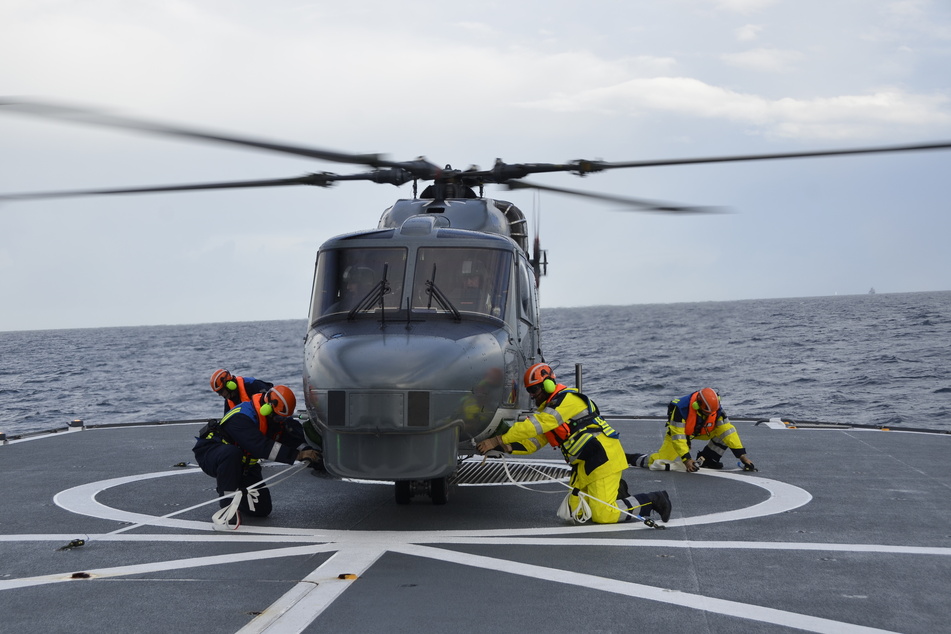 Besonderes Manöver: Polizei-Hubschrauber kreist über der Nordsee