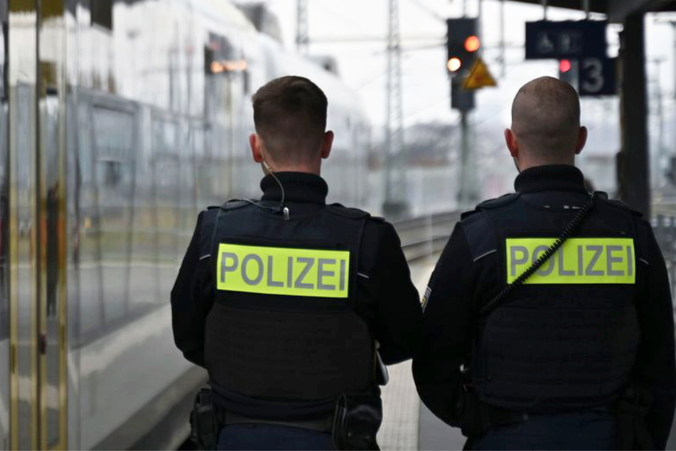 Streit um Zigarette eskaliert: Aggressiver Fahrgast schlägt Zugführer ins Gesicht