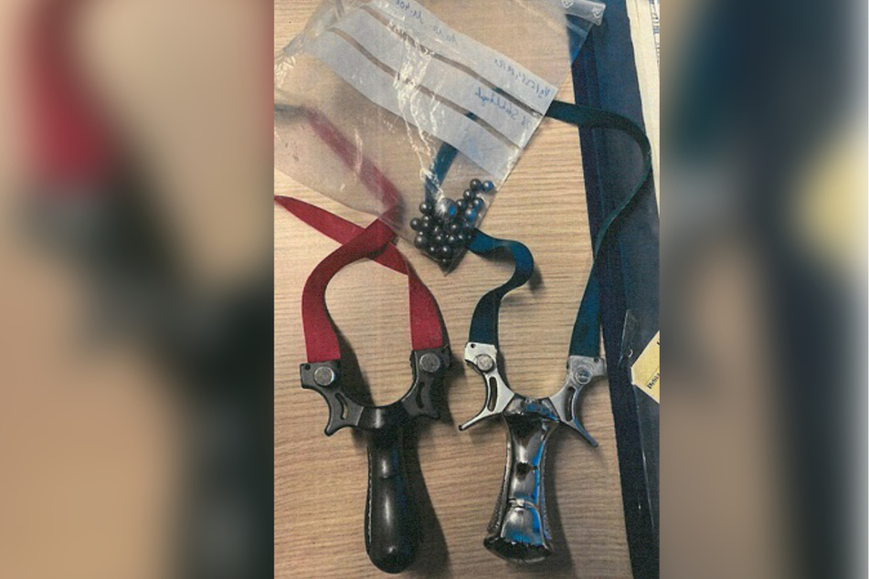 Zwei Zwillen und mehr als 20 Stahlkugeln hatte der 30-Jährige einstecken.