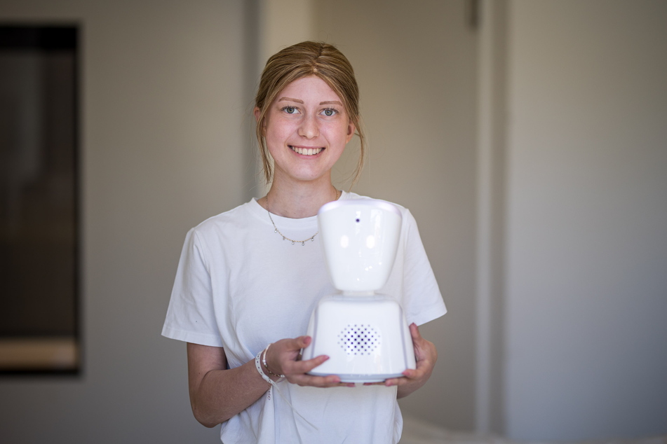 Brauchte während ihrer Krankheit weder auf Schulunterricht noch den Kontakt zu ihren Schulfreunden zu verzichten: Milena Barth (16) schickte einfach ihren Roboter-Stellvertreter in die Schule.