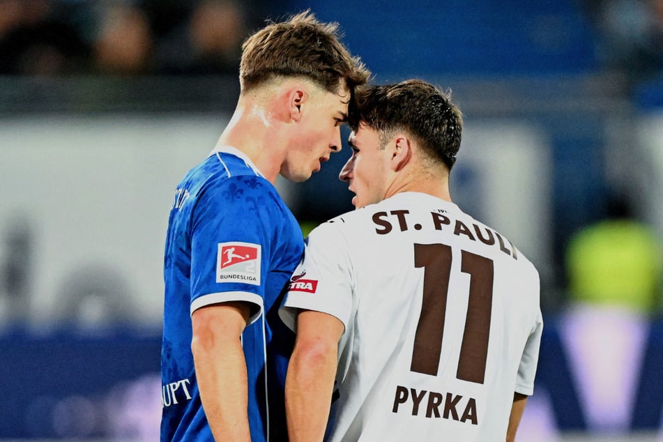 Arkadiusz Pyrka (r) und Ex-Kiezkicker Noah Weißhaupt tauschten in Durchgang eins ein paar Nettigkeiten aus.