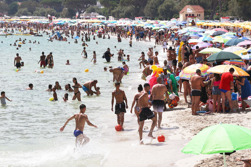 Mitte Juli in Italien: Die Menschen suchen sich eine Abkühlung am Meer.