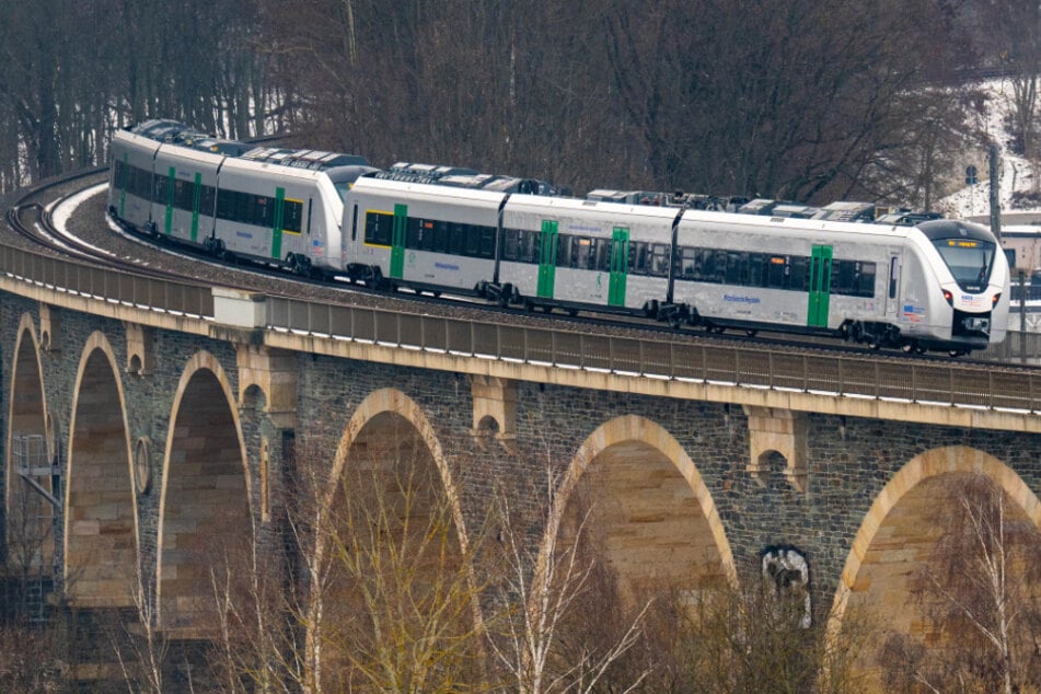 Die Bahnstrecke nach Leipzig ist der wichtigste Anschluss an den Fernverkehr für ganz Südwestsachsen.