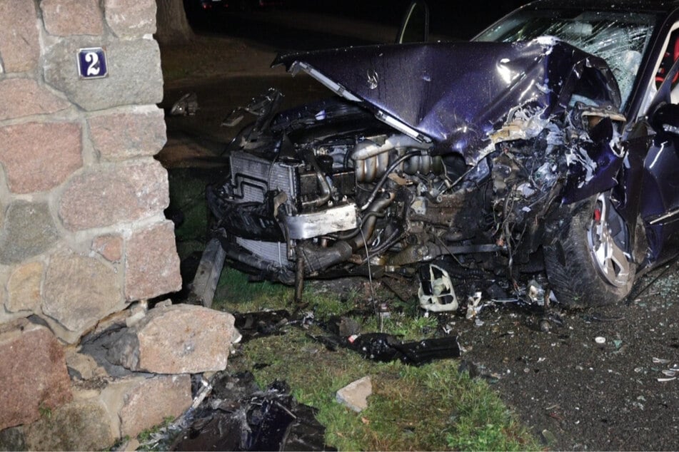Kleines Kind im Auto: Alkoholisierter Fahrer rast gegen Mauer